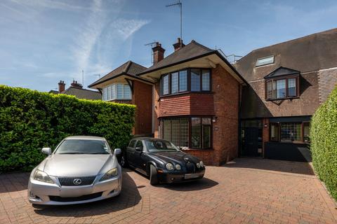 2 bed property, in Finchley Road, £975,000