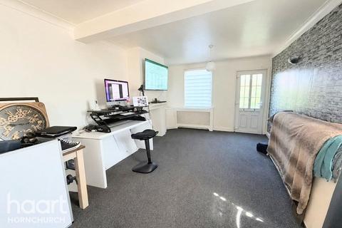 2 bed property, in Abbs Cross Lane, £400,000