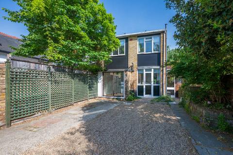 3 bed property, in Rosse Mews, £795,000