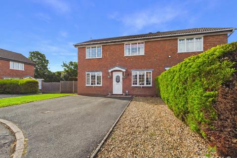 3 bed property, in Whitfield Close, £260,000
