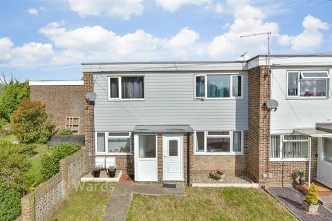 2 bed property, in Maplins Close, £210,000
