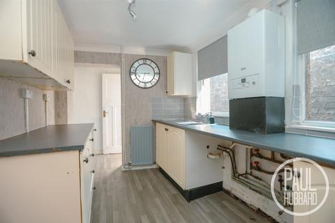 2 bed property, in Carlton Road, £125,000