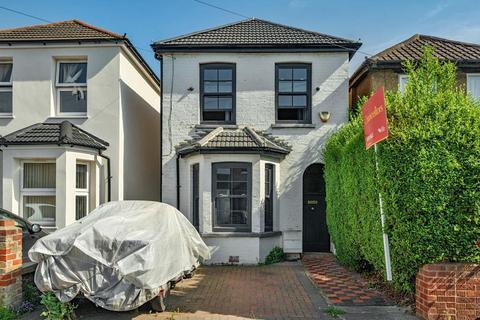 2 bed property, in Montague Road, £425,000