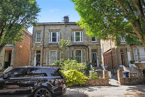 1 bed property, in Oxford Road, £265,000