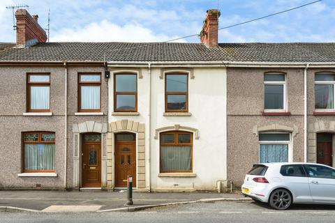 4 bed property, in Bassett Terrace, £140,000