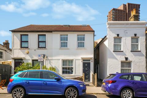 3 bed property, in Laud Street, £475,000