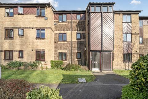 1 bed property, in St. Pauls Court, £90,000