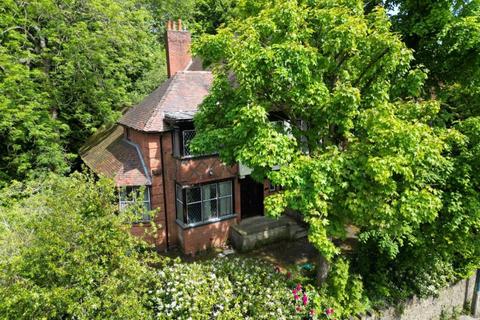 6 bed property, in Mottram Road, £600,000