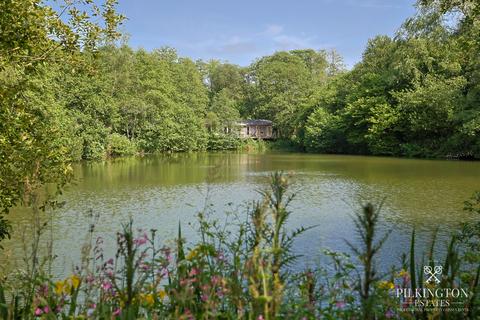 2 bed property, in Stonerush Lakes, £200,000