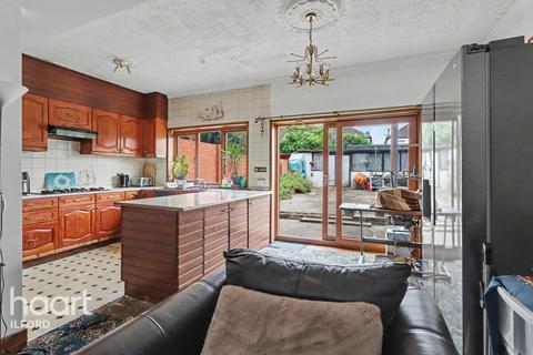 3 bed property, in Bedford Road, £575,000