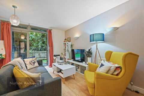 1 bed property, in Hunt Close, £495,000