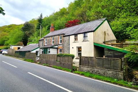 4 bed property, in Cwmbrwyno, £175,000