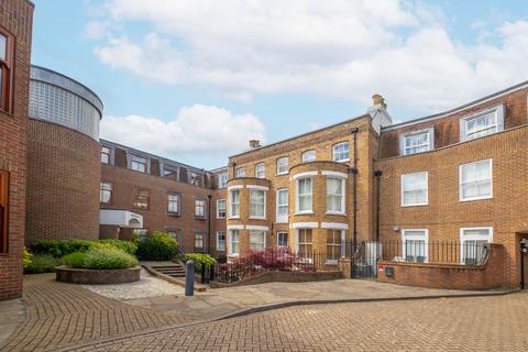2 bed property, in Lower Square, £600,000