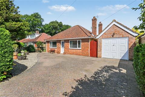 3 bed property, in Spinney Close, £325,000