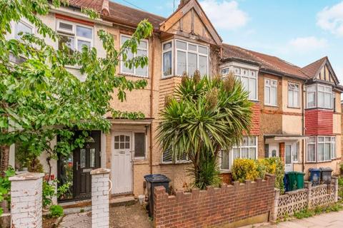 3 bed property, in Long Lane, £585,000