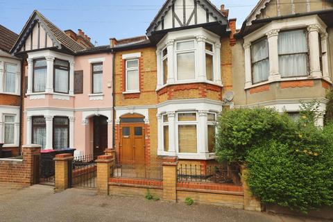 3 bed property, in Westcliff Park Drive, £300,000