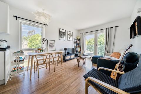 1 bed property, in Marischal Road, £250,000