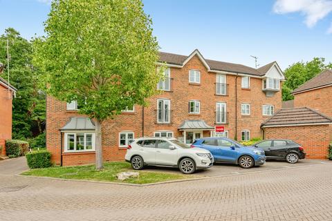 2 bed property, in Kingsfield Way, £270,000
