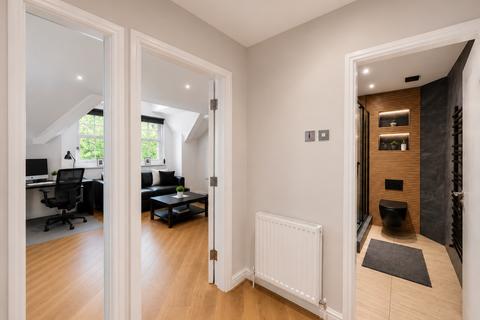 1 bed property, in 35, £180,000