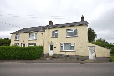 4 bed property, in Saron, £175,000
