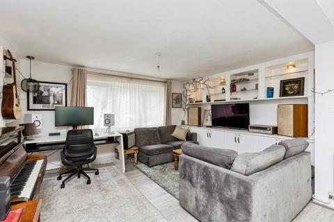 2 bed property, in Barley Close, £240,000
