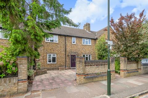 4 bed property, in Gainsborough Road, £975,000