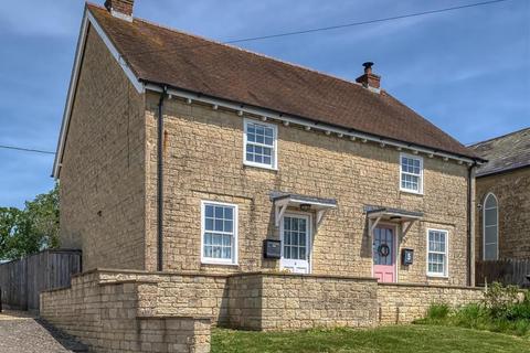 2 bed property, in Copse Corner, £285,000