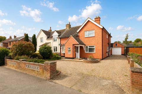 3 bed property, in Rectory Road, £350,000