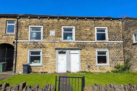 2 bed property, in Whitechapel Road, £125,000