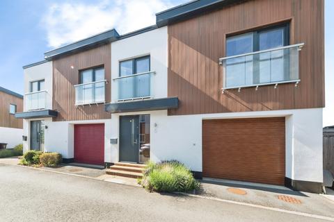 1 bed property, in Tancred Grove, £300,000