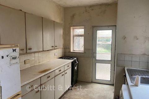 2 bed property, in Velder Avenue, £190,000