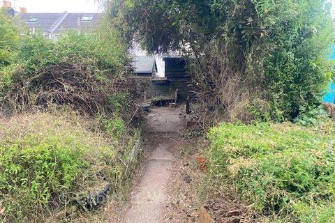 2 bed property, in Velder Avenue, £190,000