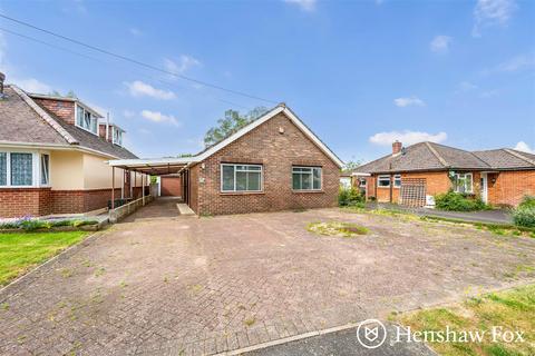 2 bed property, in Middle Road, £400,000