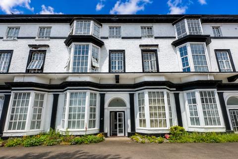 1 bed property, in Promenade, £40,000