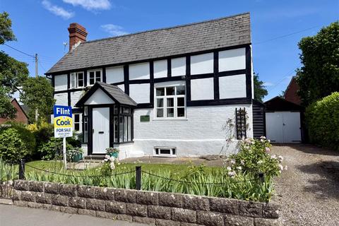 2 bed property, in Wellington, £380,000