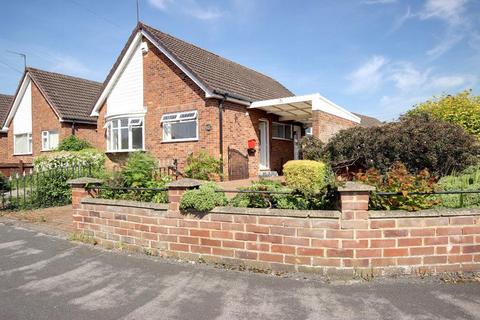 2 bed property, in Cave Crescent, £250,000