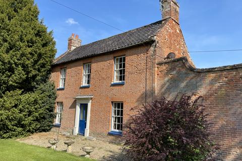 3 bed property, in Guist Bottom Road, £500,000