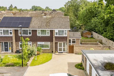 3 bed property, in Keble Park South, £425,000