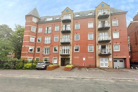 2 bed property, in Salisbury House, £225,000