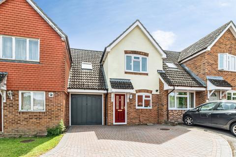 3 bed property, in Woodville Close, £350,000