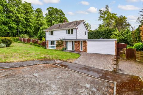 4 bed property, in Lodge Close, £650,000