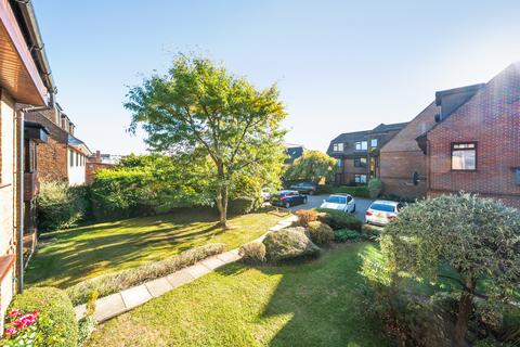 2 bed property, in Cambridge Road, £475,000