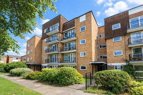 2 bed property, in Staines Square, £185,000