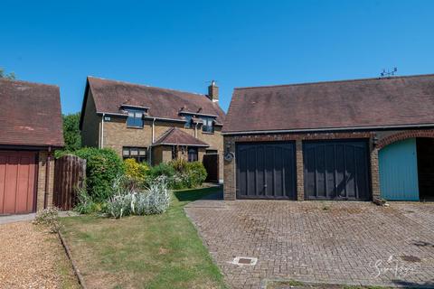 4 bed property, in Brook Farm Close, £600,000