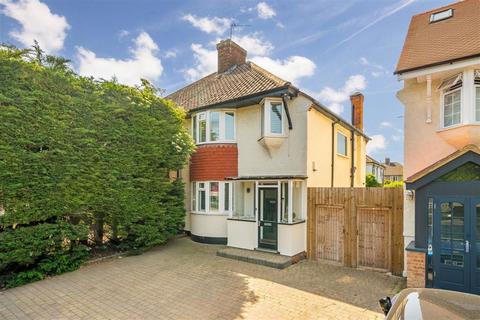 3 bed property, in Shooters Hill Road, £650,000