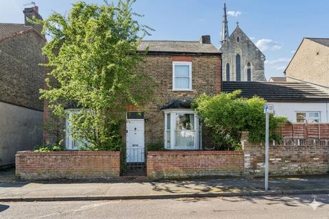 3 bed property, in Prince Street, £450,000