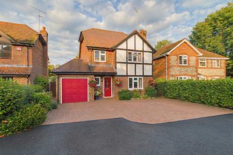 4 bed property, in Dunnock Close, £625,000