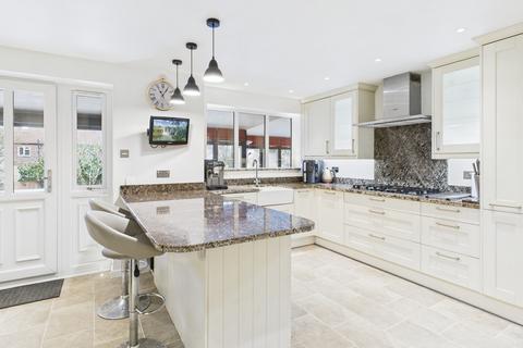 4 bed property, in Dunnock Close, £625,000