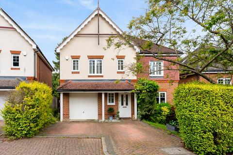 5 bed property, in Charlotte Close, £875,000