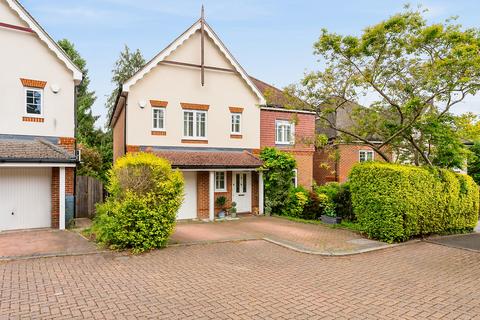 5 bed property, in Charlotte Close, £875,000